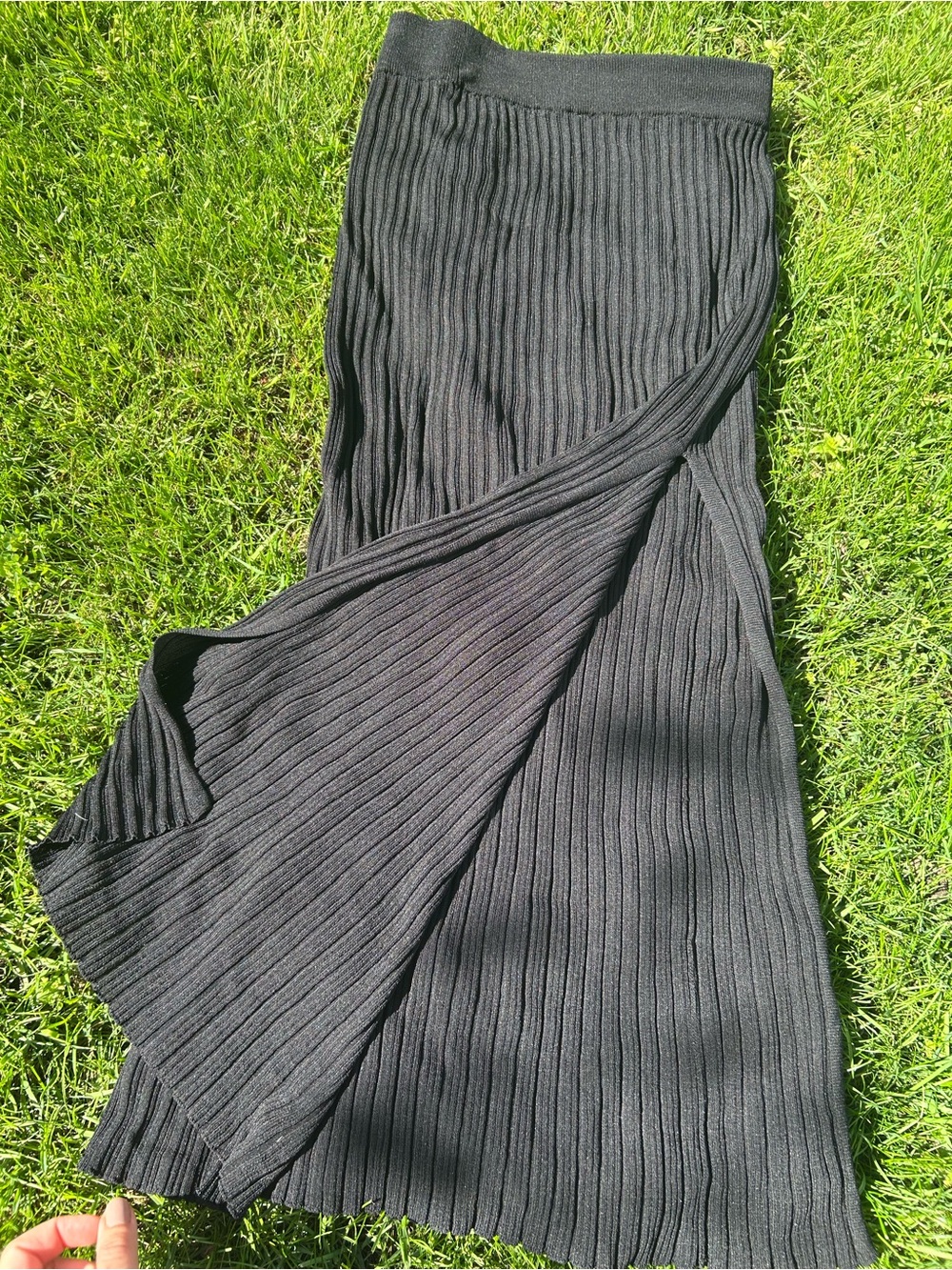 Wilfred size small Black Ribbed Maxi Skirt